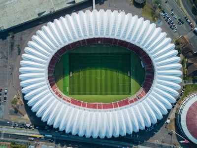 巴西国家队内马尔与队友配合进攻